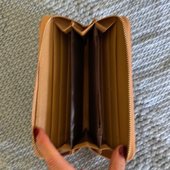 Cork style wallet with daisy print. - Picture 3 of 3